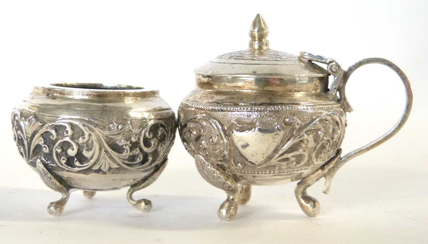 Antique 19th Century Indian silver condiment set featuring mustard pot and salt decorated in cutch - Bild 2 aus 4