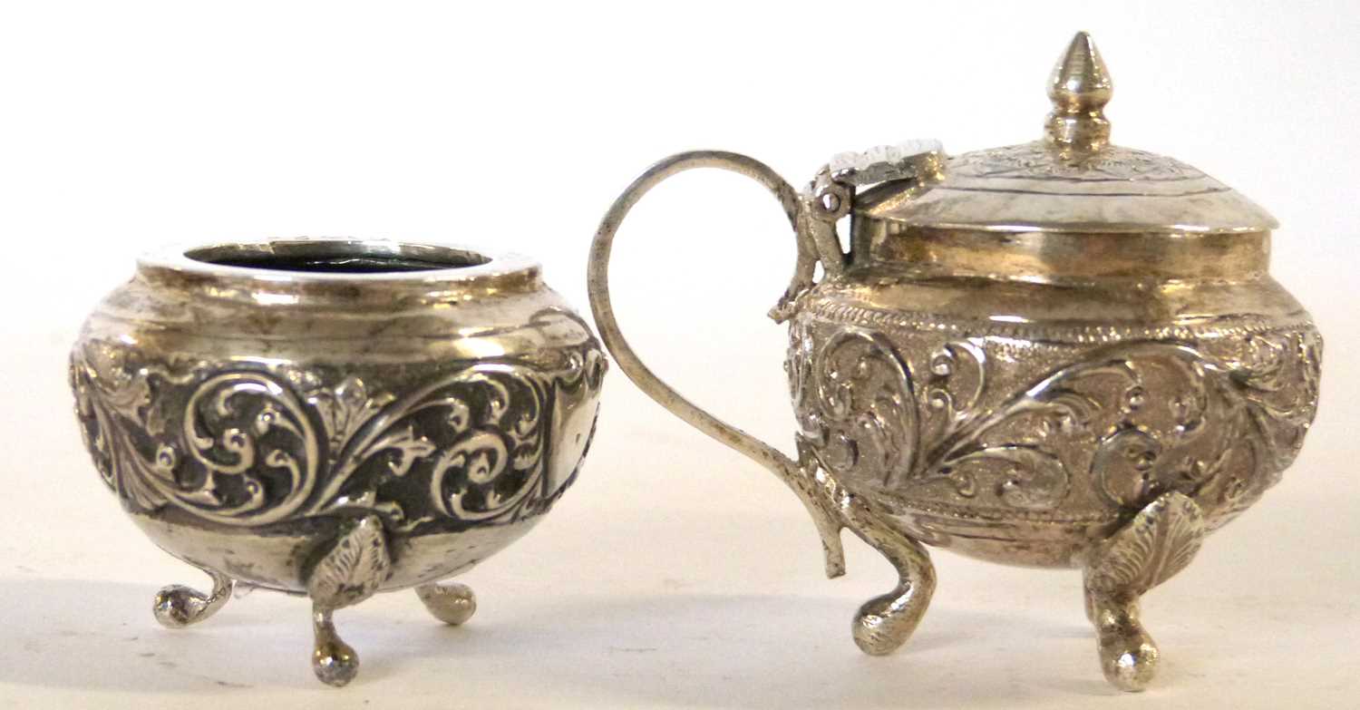 Antique 19th Century Indian silver condiment set featuring mustard pot and salt decorated in cutch - Bild 4 aus 4