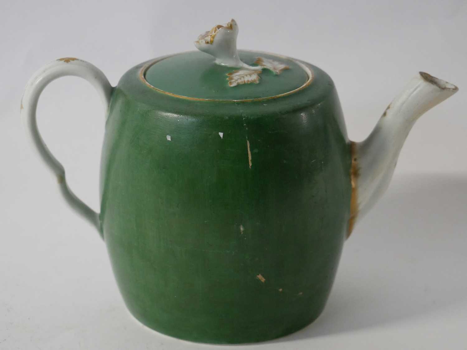 A Worcester porcelain apple green teapot and cover, circa 1780 - Bild 5 aus 8
