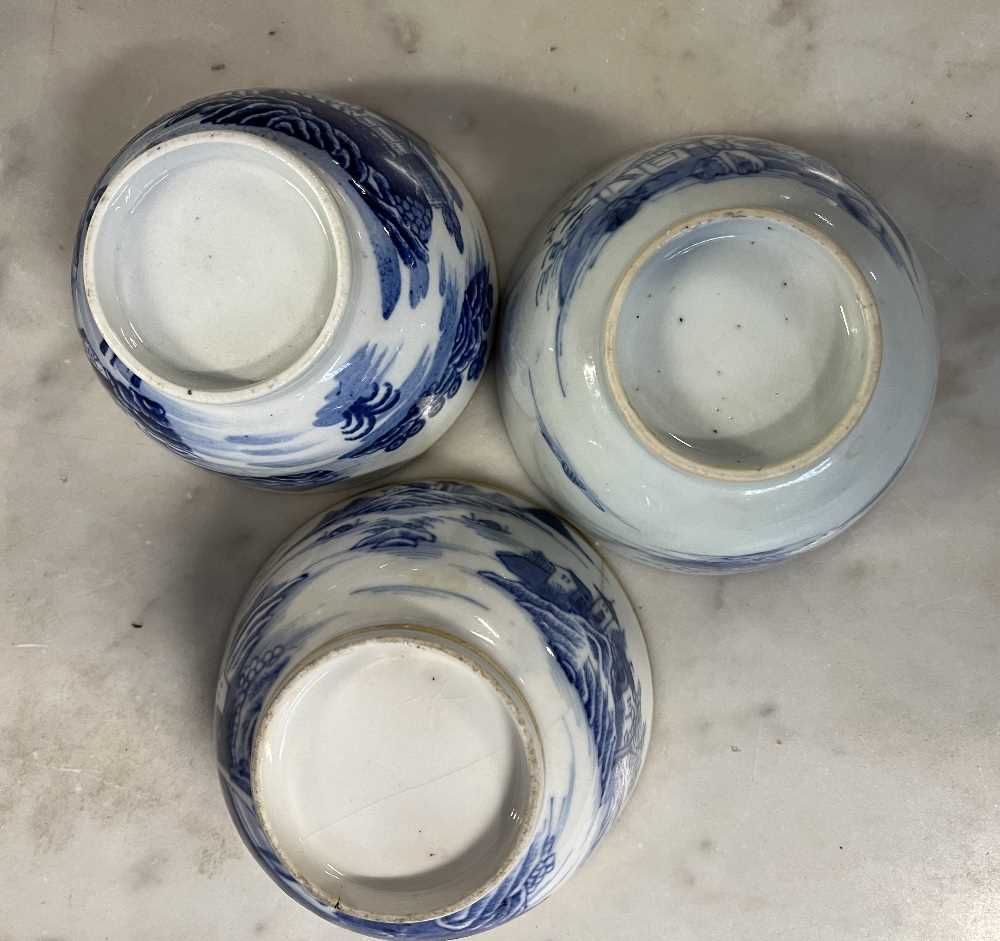 Group of Chinese porcelain wares including a late 18th Century blue and white dish, 18th Century - Image 12 of 16