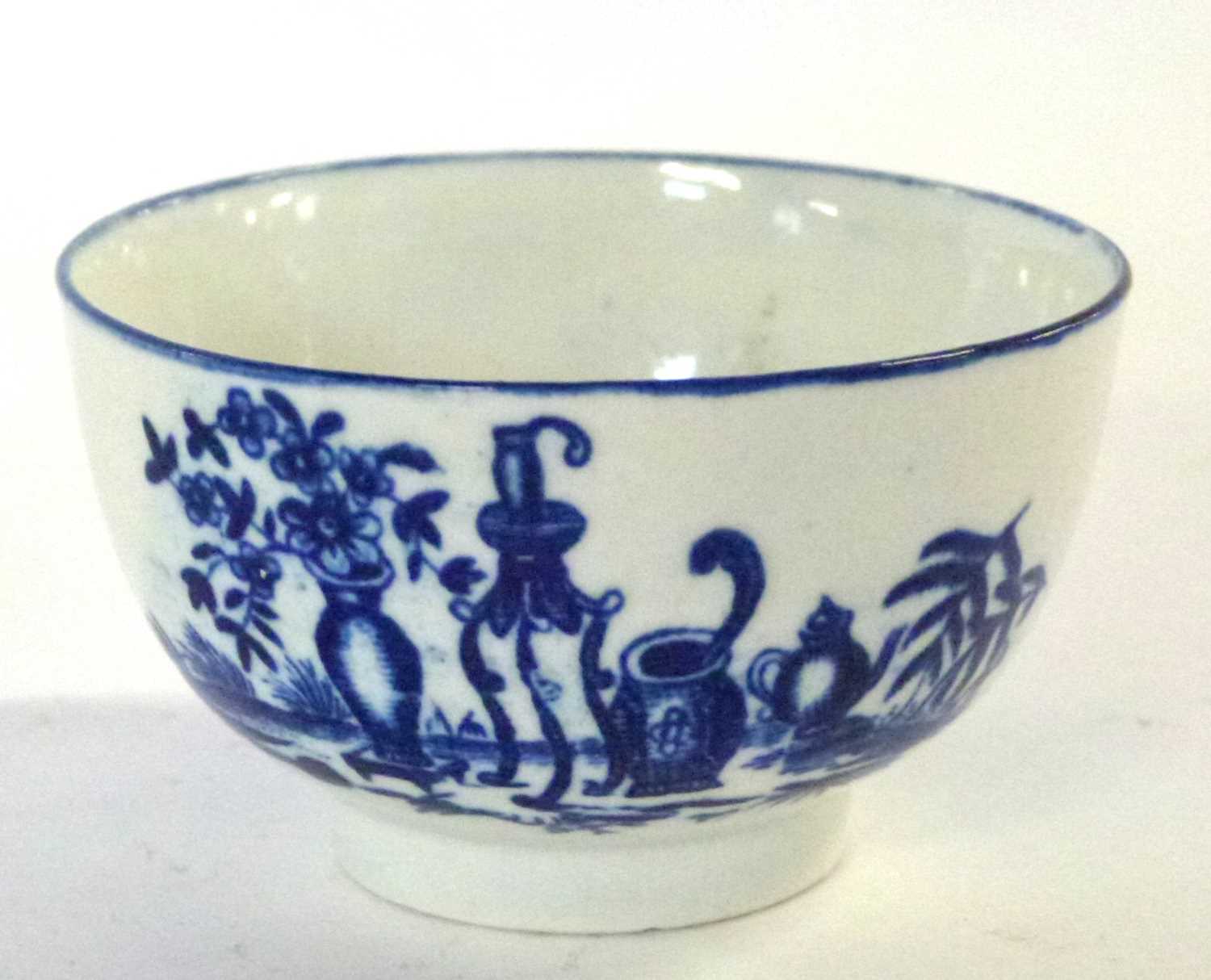 An 18th Century Worcester porcelain tea bowl and saucer decorated in underglaze blue with the mother - Image 3 of 4