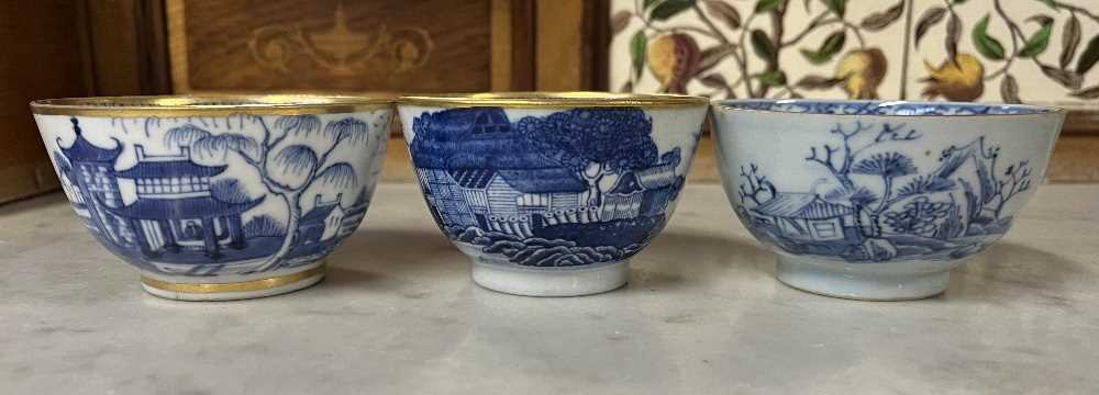 Group of Chinese porcelain wares including a late 18th Century blue and white dish, 18th Century - Image 8 of 16