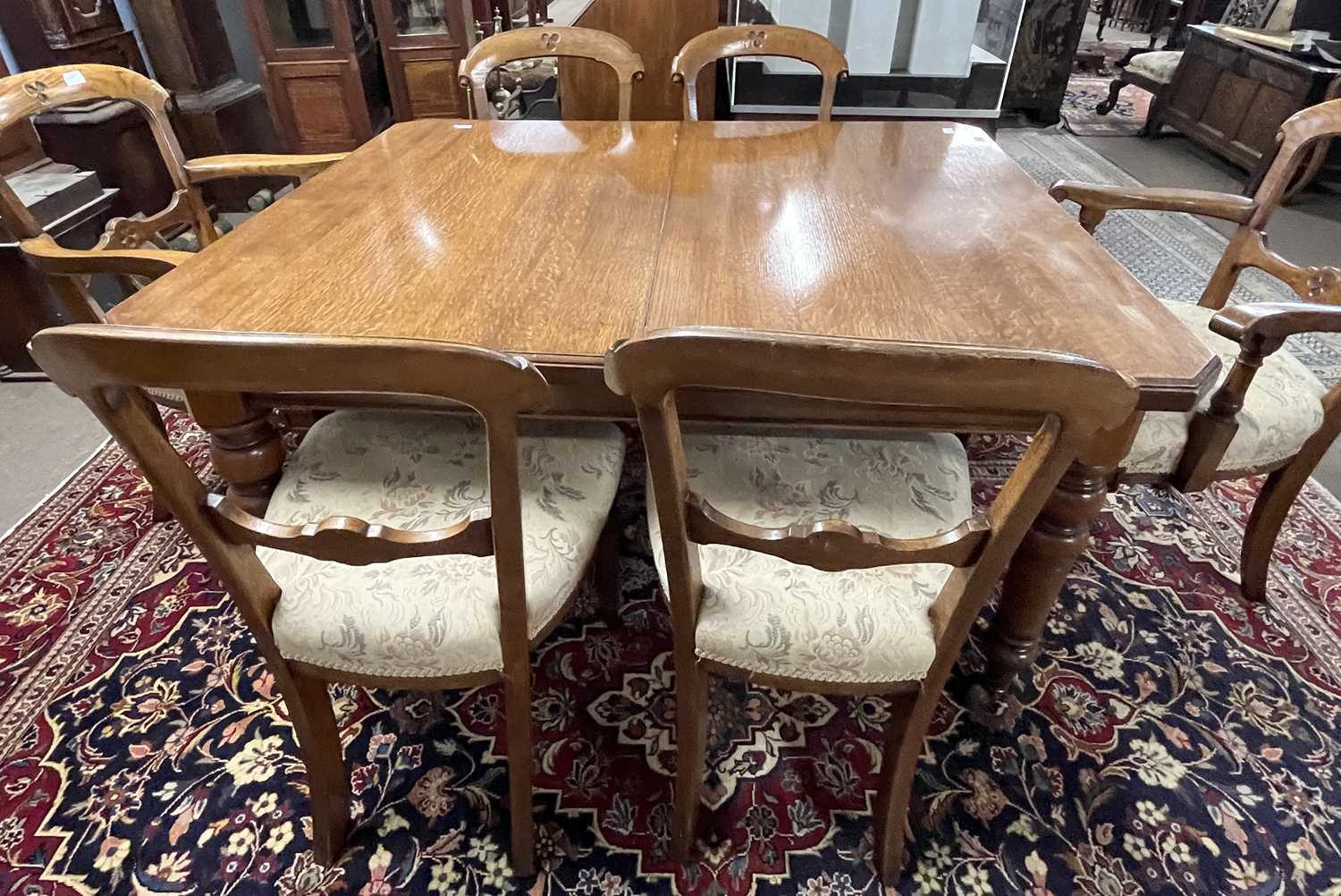 A late Victorian oak extending dining table with crank handle and two additional extension leaves, - Bild 4 aus 13