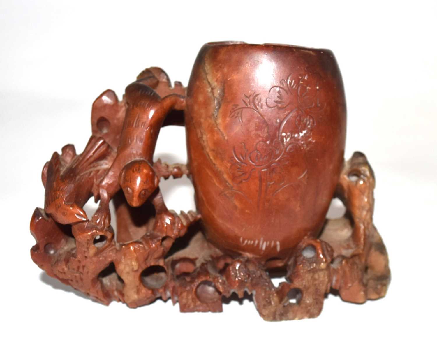 A carved soapstone vase with birds and monkeys surrounding the vase (Inventory 346) - Bild 4 aus 4