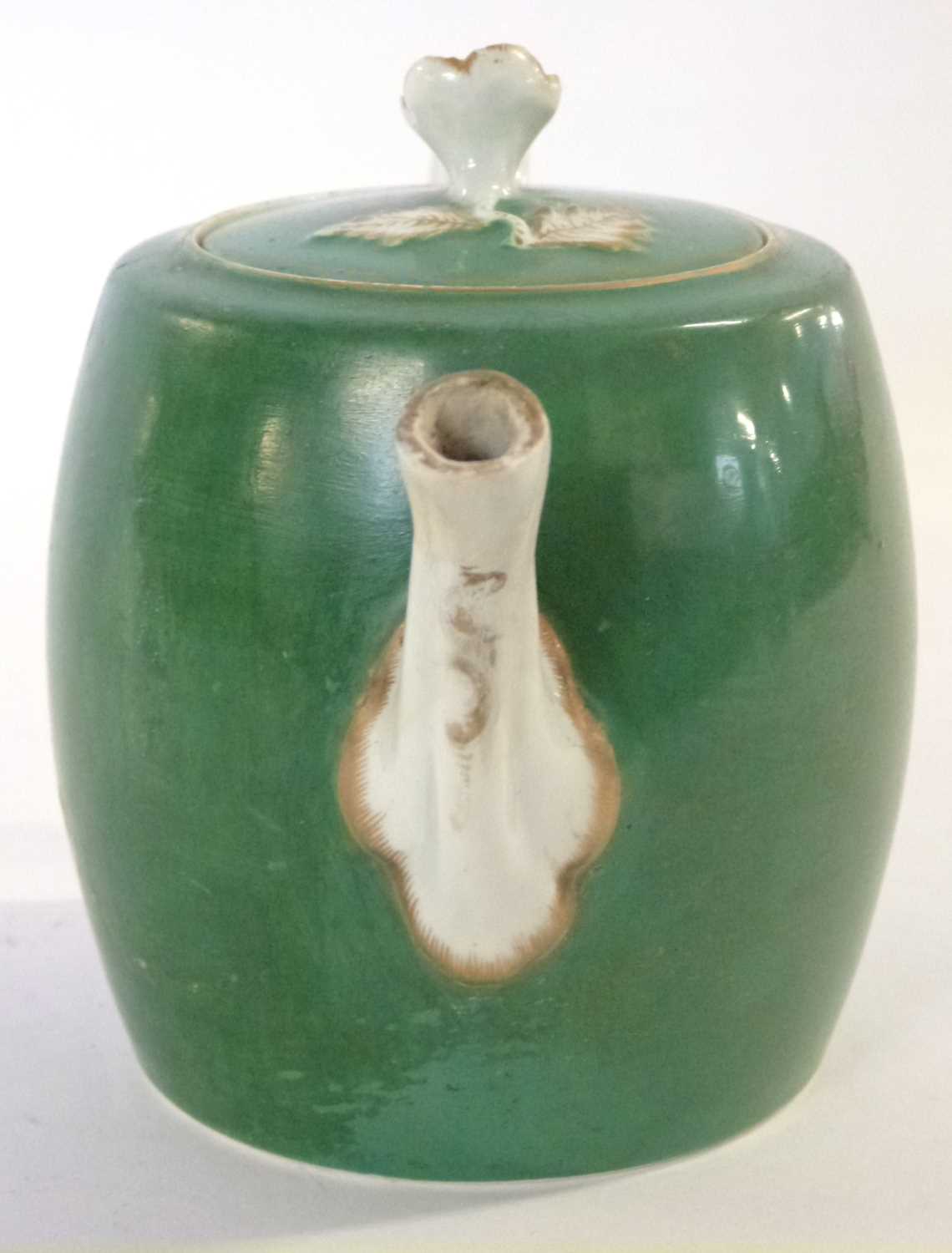 A Worcester porcelain apple green teapot and cover, circa 1780 - Bild 3 aus 8