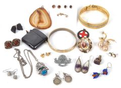 A mixed lot of jewellery, to include a multi gemset and swivel fob necklace, an unmarked seed