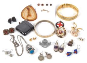 A mixed lot of jewellery, to include a multi gemset and swivel fob necklace, an unmarked seed