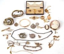 A mixed lot of jewellery, to include an oval shell cameo and another smaller, a small fob with