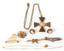 A mixed lot of jewellery to include a seed pearl bow bar brooch, stamped 15ct, 45mm long, 3.3g, a '