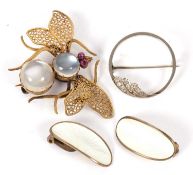 A mixed lot of jewellery to include a pair of David Andersen white enamel earclips, a round
