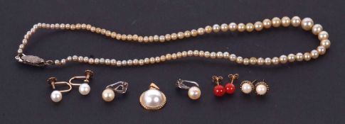 A mixed lot of jewellery to include a pair of cultured pearl earrings with screwbacks stamped 9ct, a