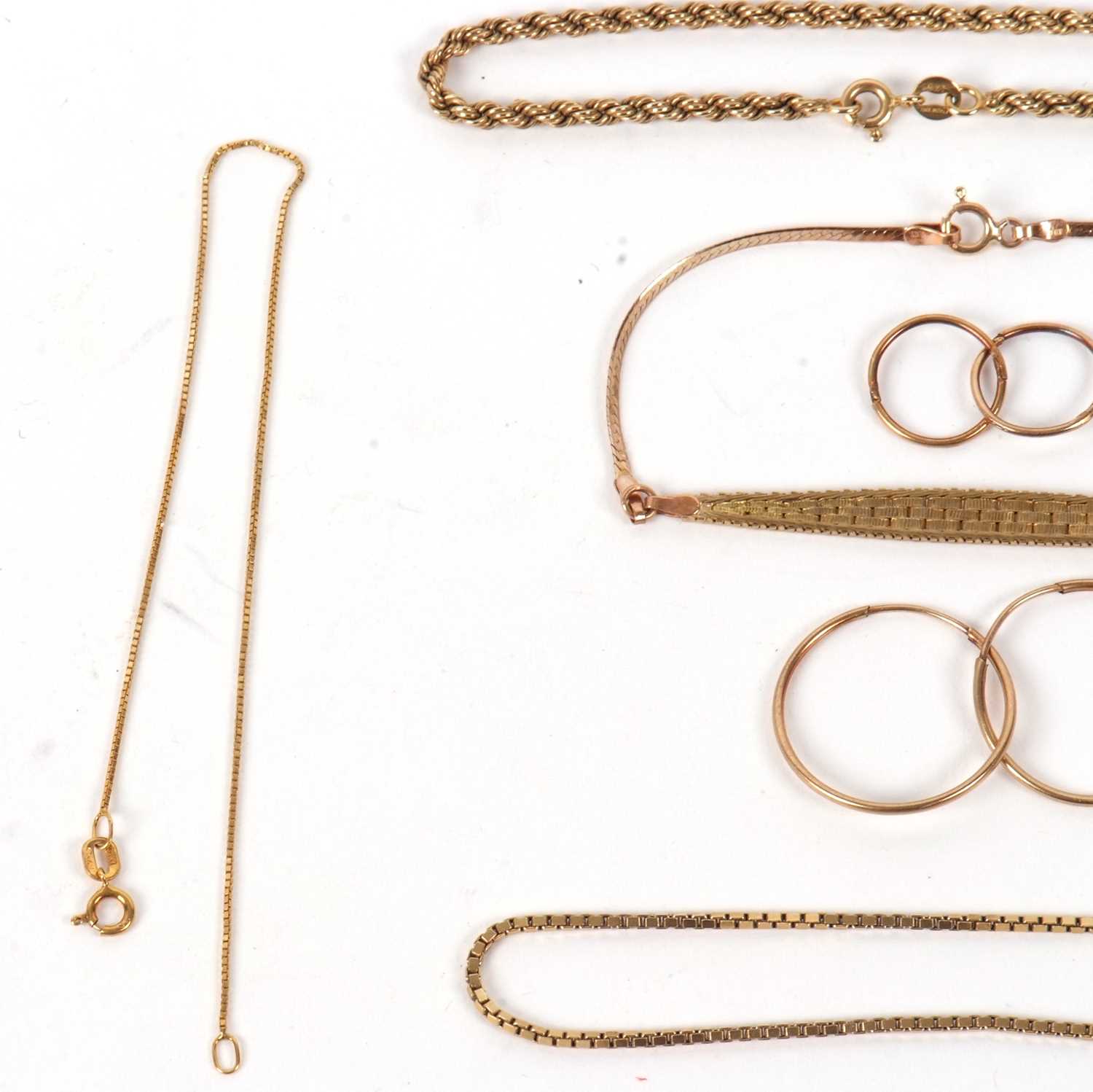 A mixed lot of variously marked 9ct/9kt jewellery, to include a 9ct rope twist necklace with tag - Image 6 of 6