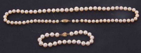 A cultured pearl necklace and bracelet, the slightly graduated cultured pearl necklace, 47cm long,