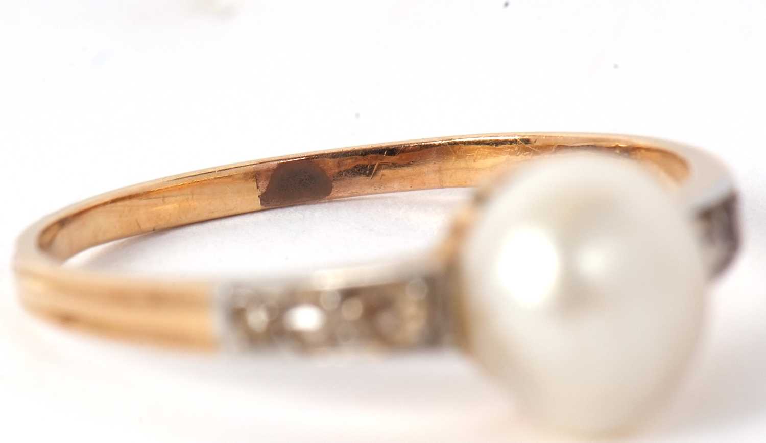 A 'pearl' and diamond ring, the central 'pearl', approx. 8.5mm diameter, set to either side with - Image 3 of 6