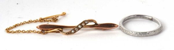 A seed pearl bar brooch, indistinctly stamped 9ct to reverse, 37mm long, 1.3g, with safety chain,
