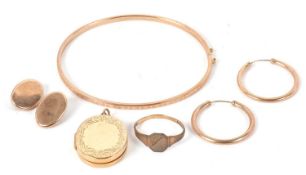 A mixed lot of gold jewellery: to include a 3mm wide bangle, clasp with Birmingham import mark,