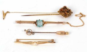 Four brooches: to include a 9c and blue stone brooch, 3.6g, a four stone citrine stick pin (tests as