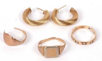 A quantity of 9ct gold jewellery, to include a pair of textured earhoops with post hallmarked London