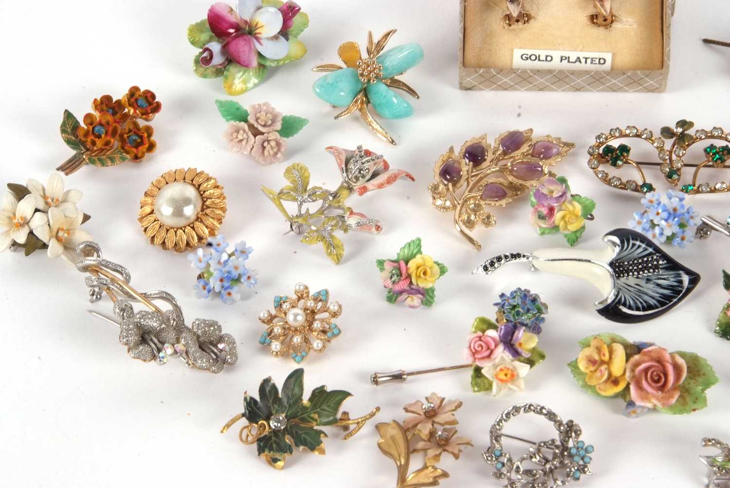 A quantity of floral costume jewellery, to include a pair of gold plated orchid earclips, flower - Image 2 of 4