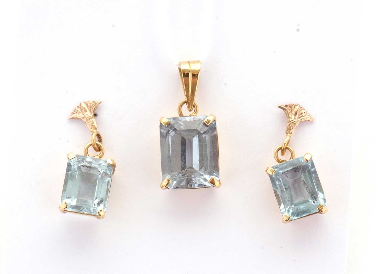 A synthetic blue spinel pendant and earrings, the emerald cut synthetic blue spinel pendant in a - Image 2 of 5