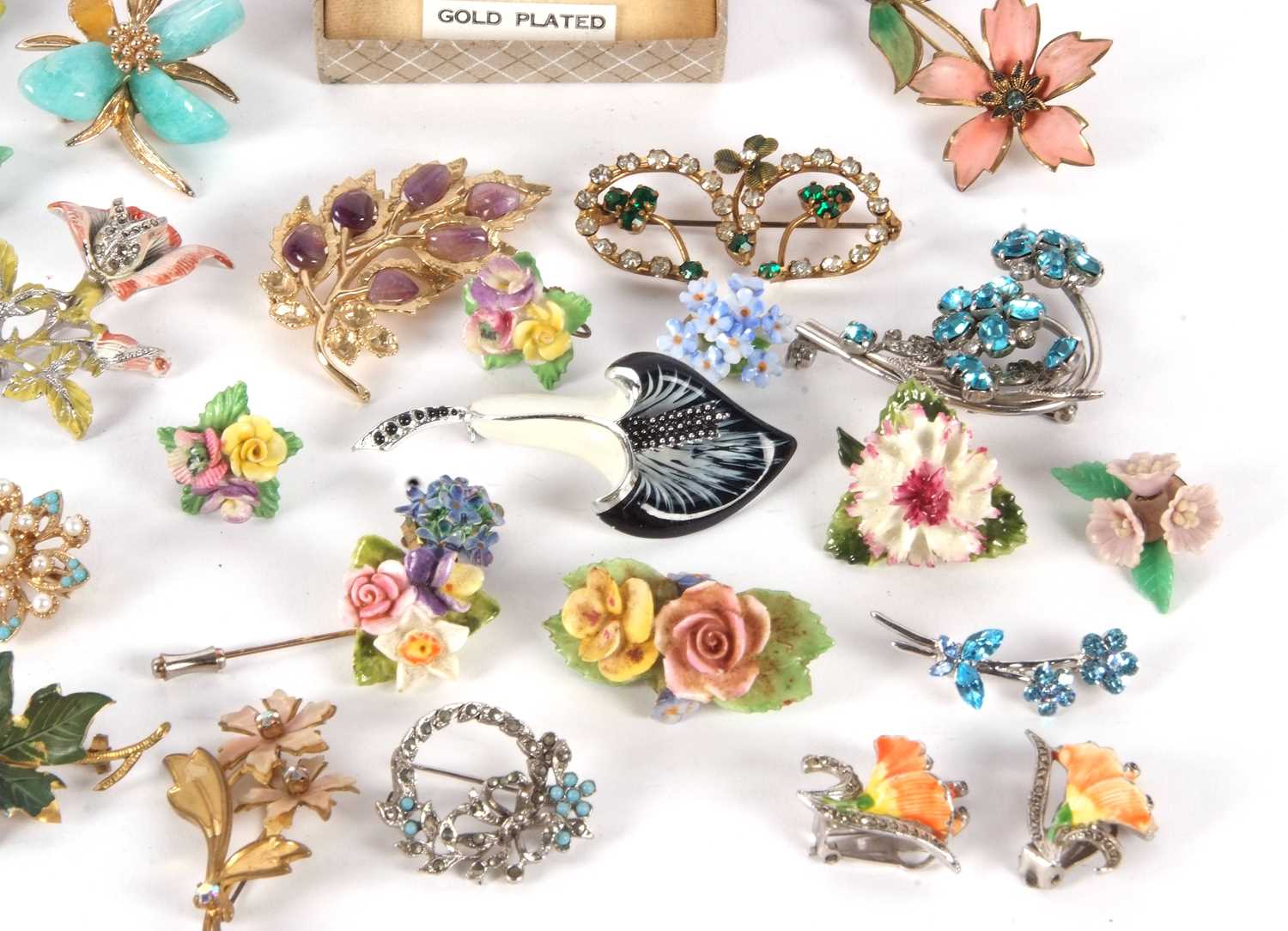 A quantity of floral costume jewellery, to include a pair of gold plated orchid earclips, flower - Image 3 of 4