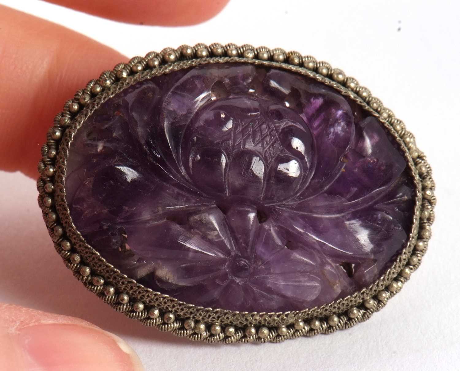 A quantity of Chinese amethyst jewellery, to include a white metal filigree decorated bracelet set - Image 6 of 8