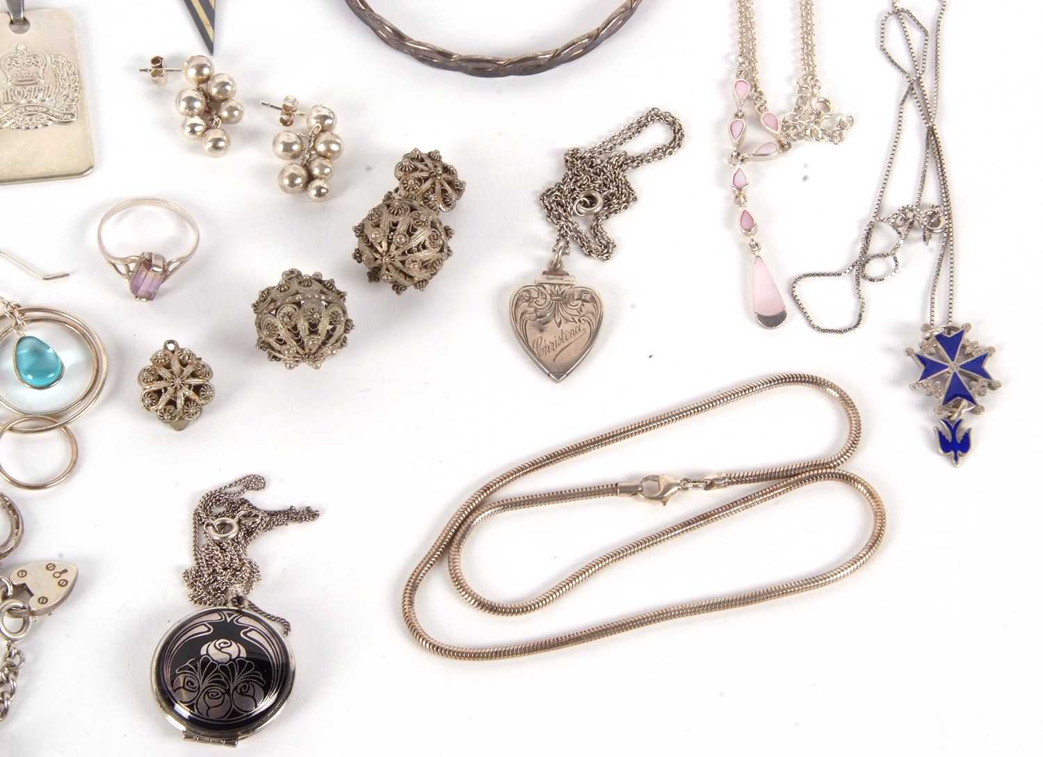 A mixed lot silver and white metal jewellery to include an ametrine ring, a charm bracelet, a 1977 - Image 4 of 6