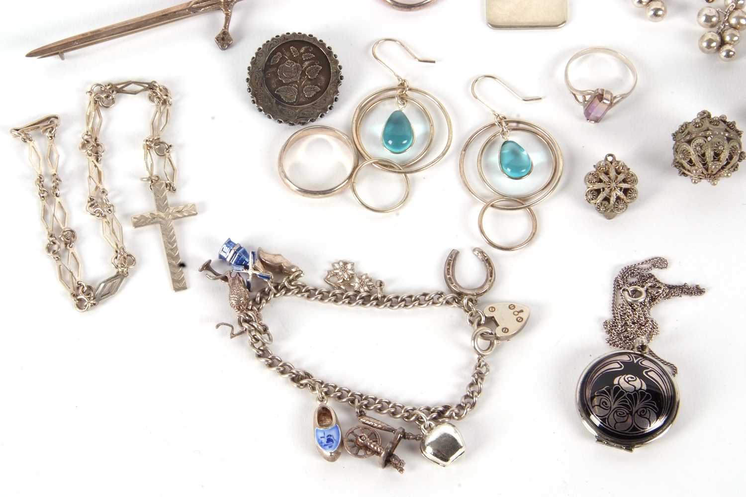 A mixed lot silver and white metal jewellery to include an ametrine ring, a charm bracelet, a 1977 - Image 5 of 6