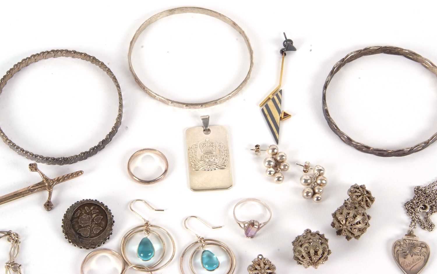 A mixed lot silver and white metal jewellery to include an ametrine ring, a charm bracelet, a 1977 - Image 3 of 6