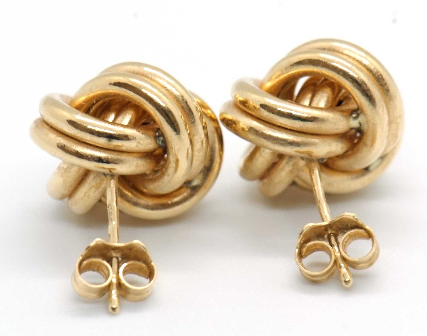 A pair of 18ct knot style earrings, approx. 13mm diameter, with posts stamped 750 and hallmarked - Image 3 of 5