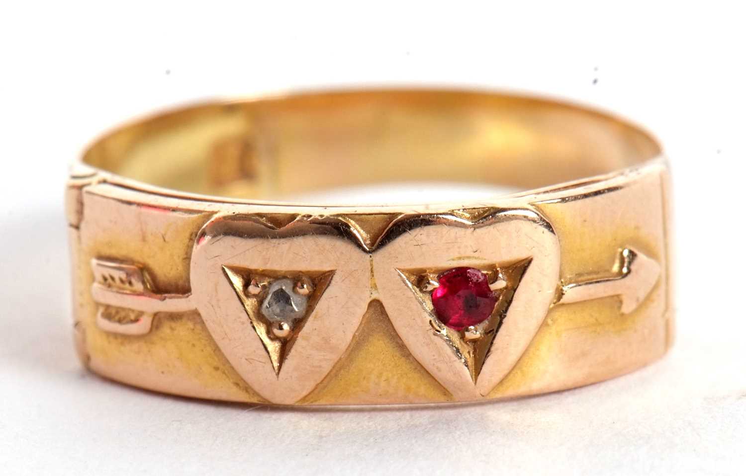 A ruby and diamond double heart ring, the upper half with two hearts and an arrow, one set with a - Bild 2 aus 11