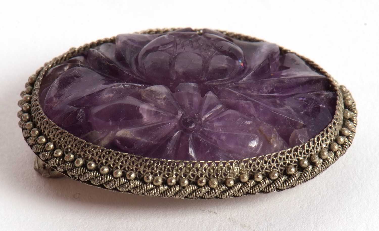 A quantity of Chinese amethyst jewellery, to include a white metal filigree decorated bracelet set - Image 7 of 8