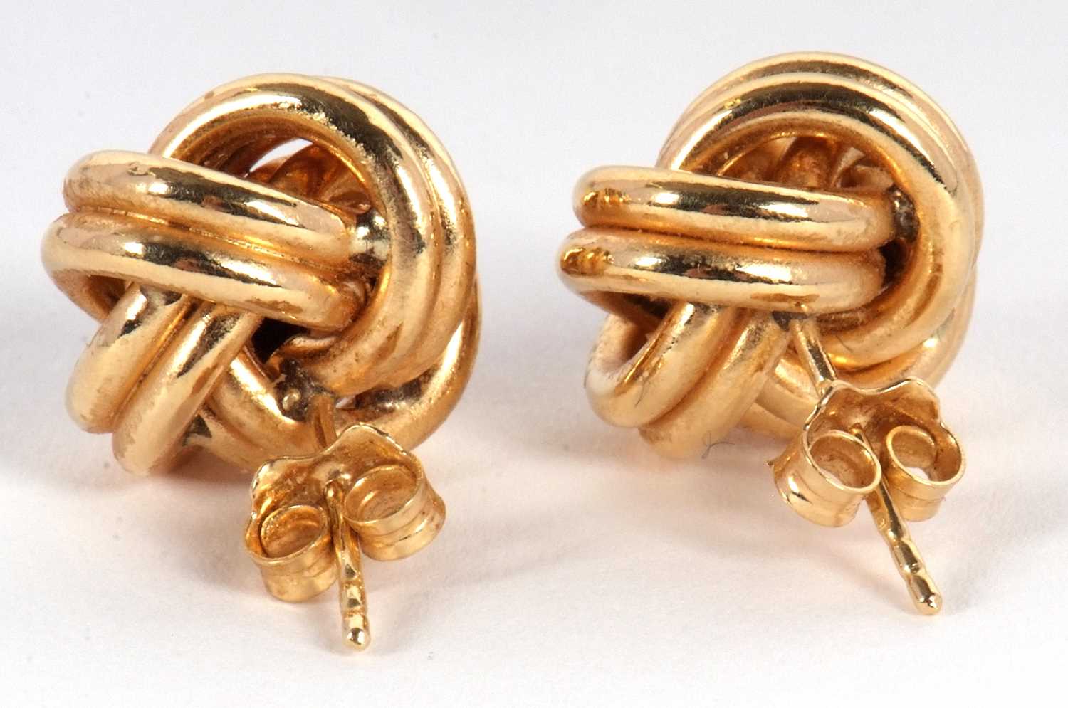 A pair of 18ct knot style earrings, approx. 13mm diameter, with posts stamped 750 and hallmarked - Image 5 of 5