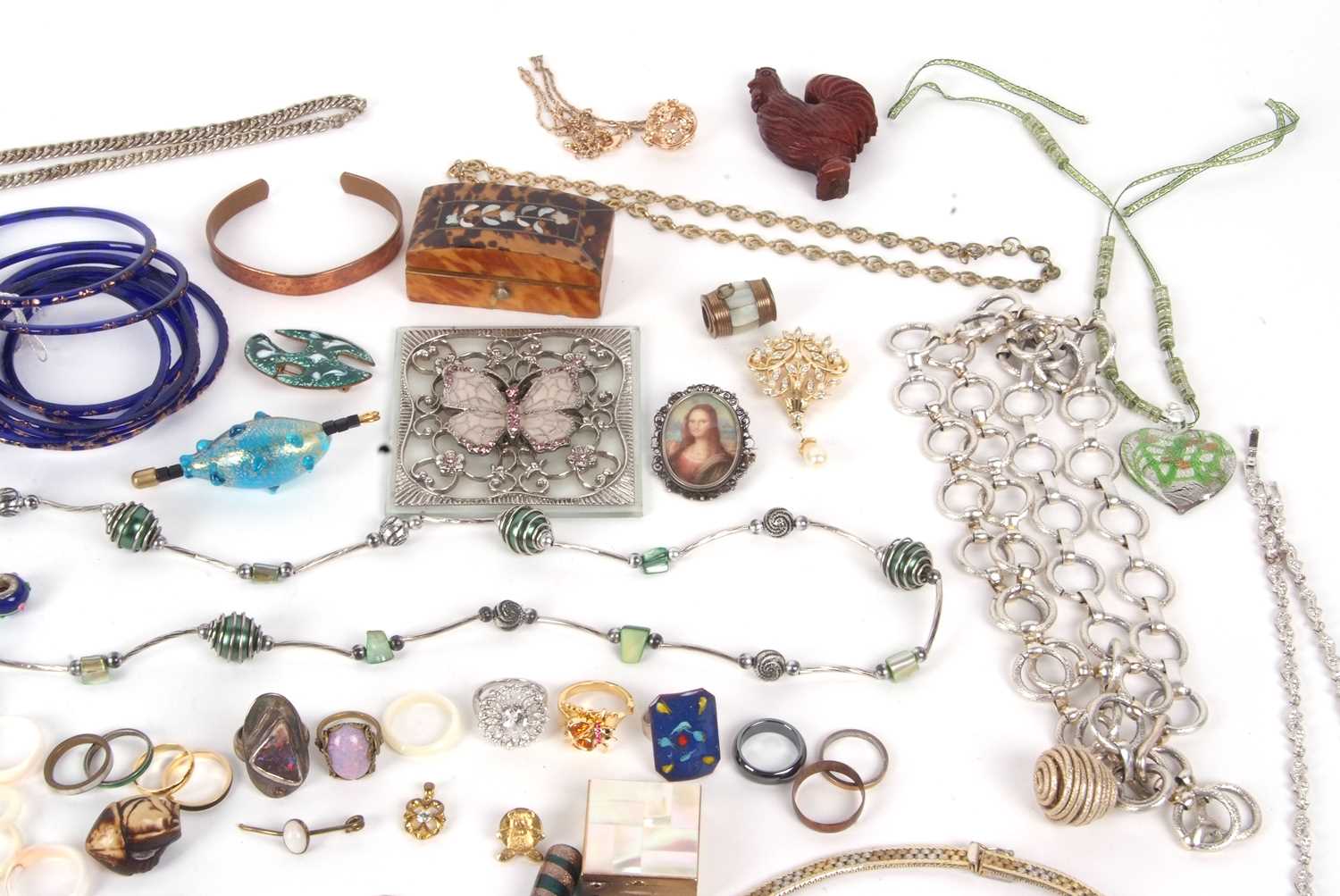 A quantity of assorted costume jewellery, to include bangles, brooches, beads, rings, chains, etc. - Image 5 of 9