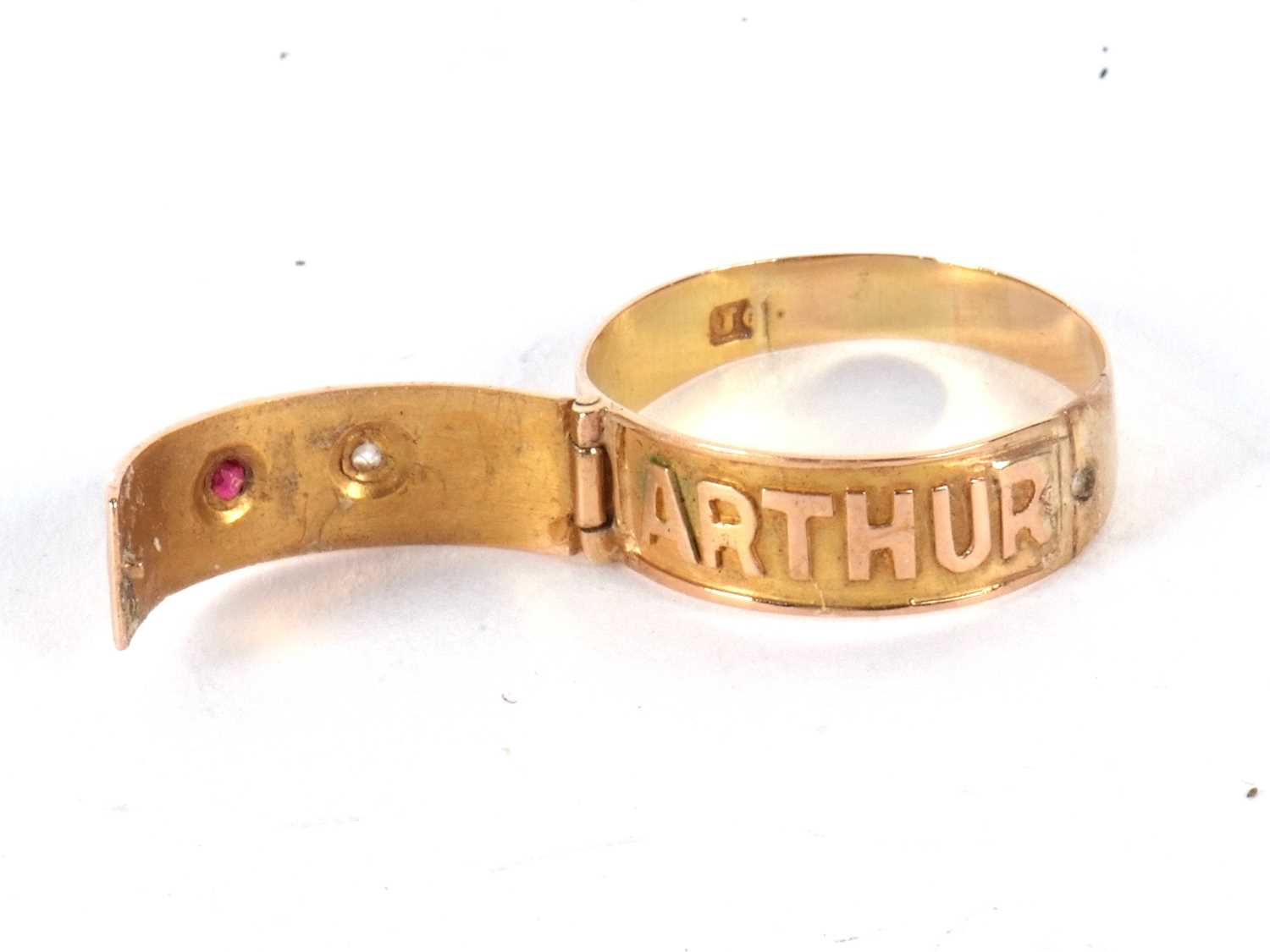 A ruby and diamond double heart ring, the upper half with two hearts and an arrow, one set with a - Bild 7 aus 11