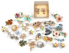 A quantity of floral costume jewellery, to include a pair of gold plated orchid earclips, flower