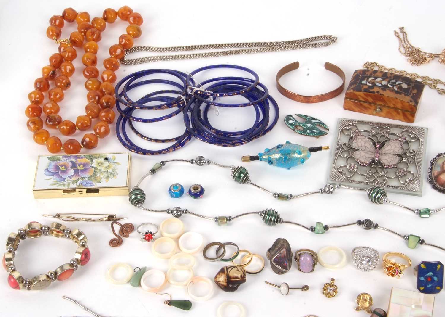 A quantity of assorted costume jewellery, to include bangles, brooches, beads, rings, chains, etc. - Image 9 of 9