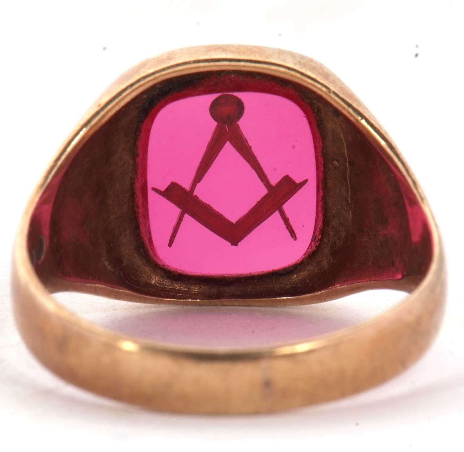 A 9ct Masonic ring, the red glass panel with gilt Masonic symbol inlay, 14mm wide, with tapered - Image 3 of 6