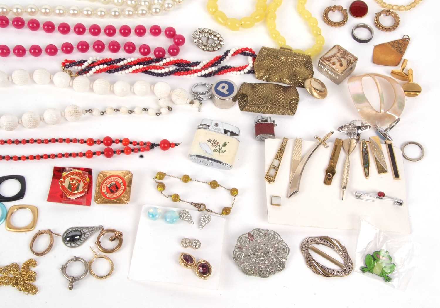 A quantity of assorted costume jewellery, to include bangles, brooches, beads, rings, chains, etc. - Image 4 of 9