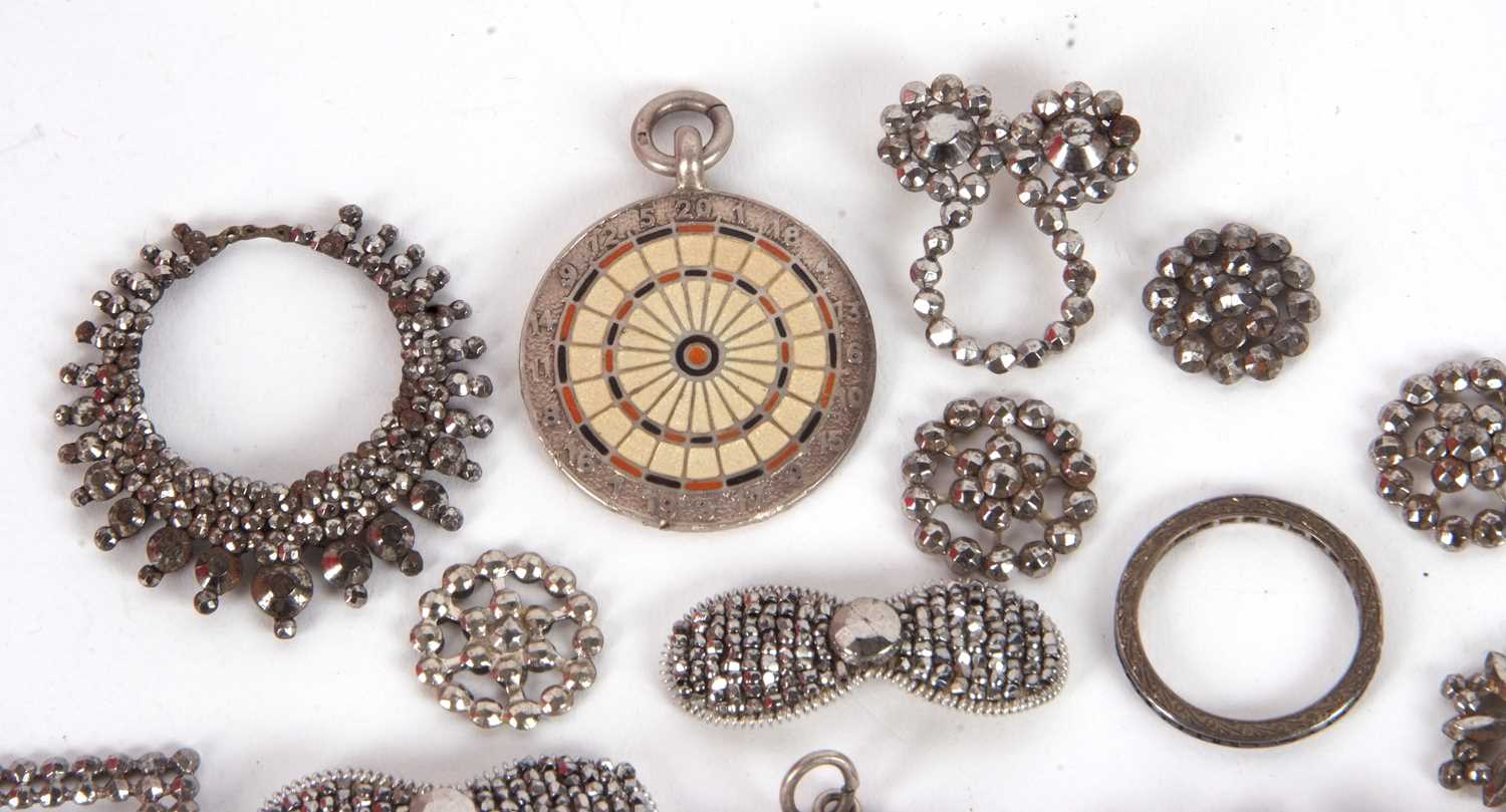 A mixed lot of jewellery to include a silver and enamelled dartboard pendant hallmarked Birmingham - Image 5 of 5