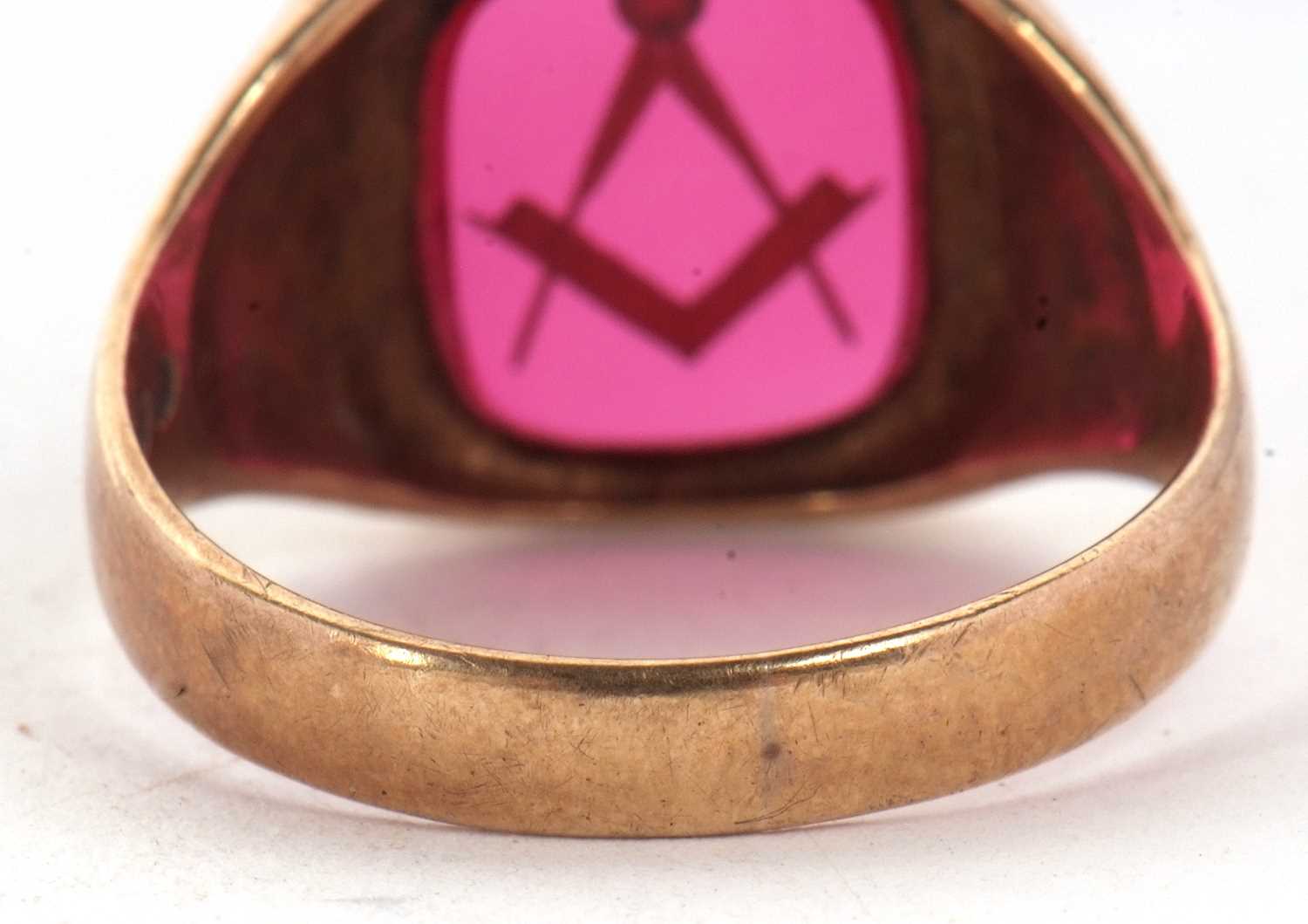 A 9ct Masonic ring, the red glass panel with gilt Masonic symbol inlay, 14mm wide, with tapered - Image 6 of 6
