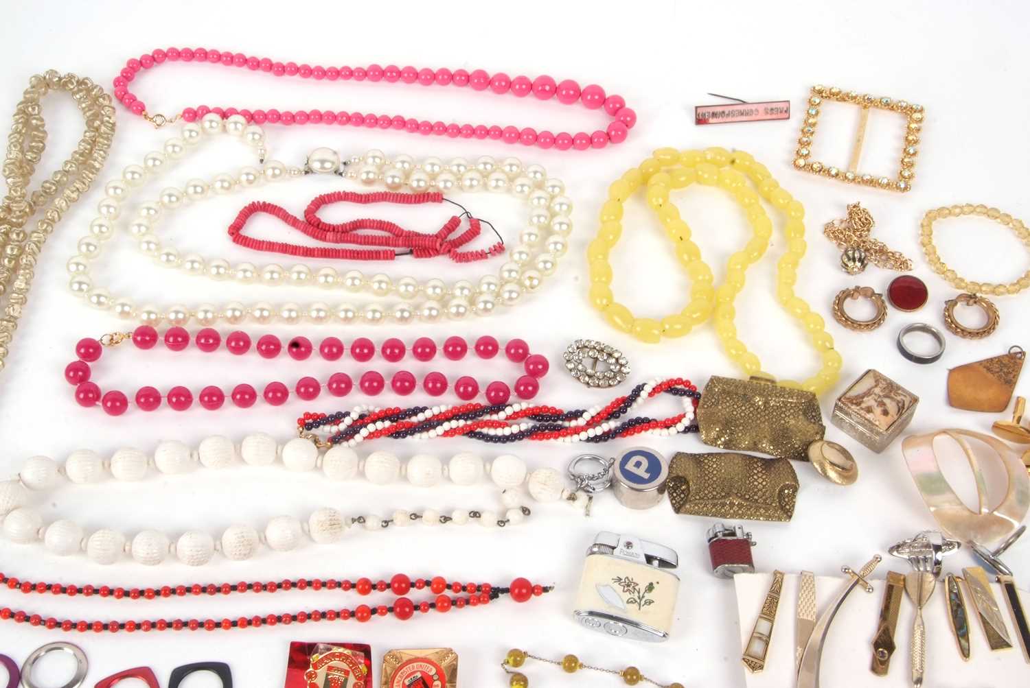 A quantity of assorted costume jewellery, to include bangles, brooches, beads, rings, chains, etc. - Image 6 of 9