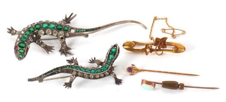 A mixed lot of jewellery to include a green, white and red paste set salamander brooch stamped