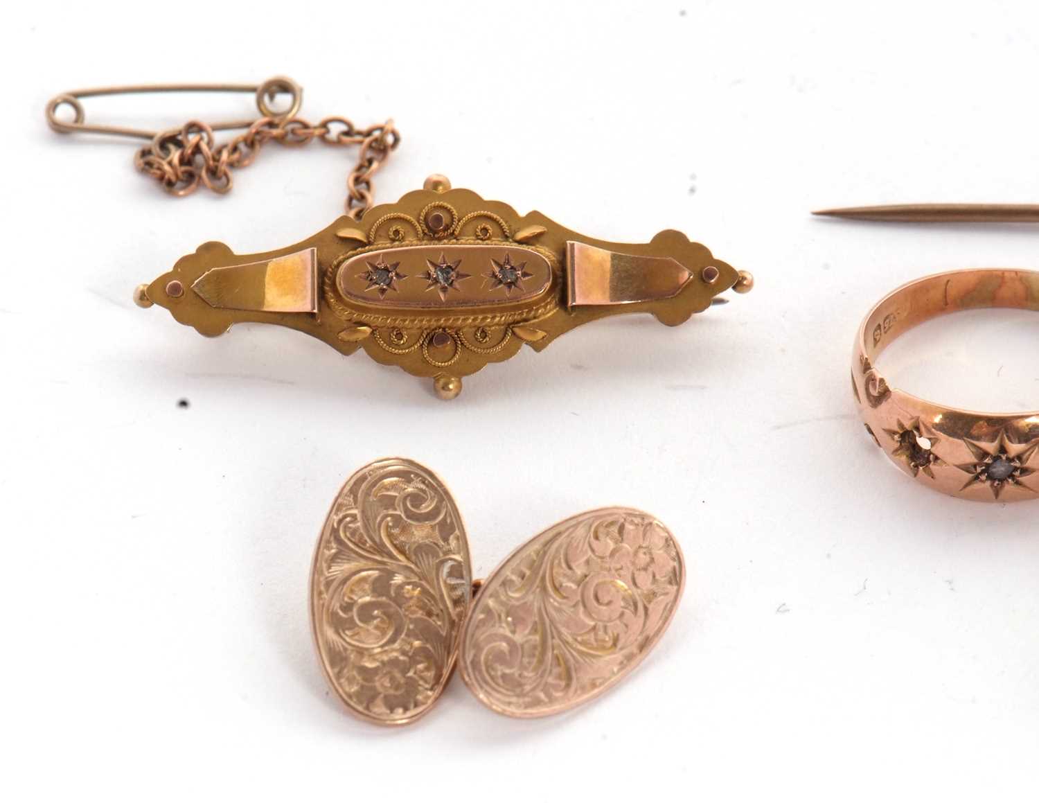 A mixed lot of jewellery to include a pair of 9ct oval cufflinks hallmarked Birmingham 1922, a - Bild 3 aus 4