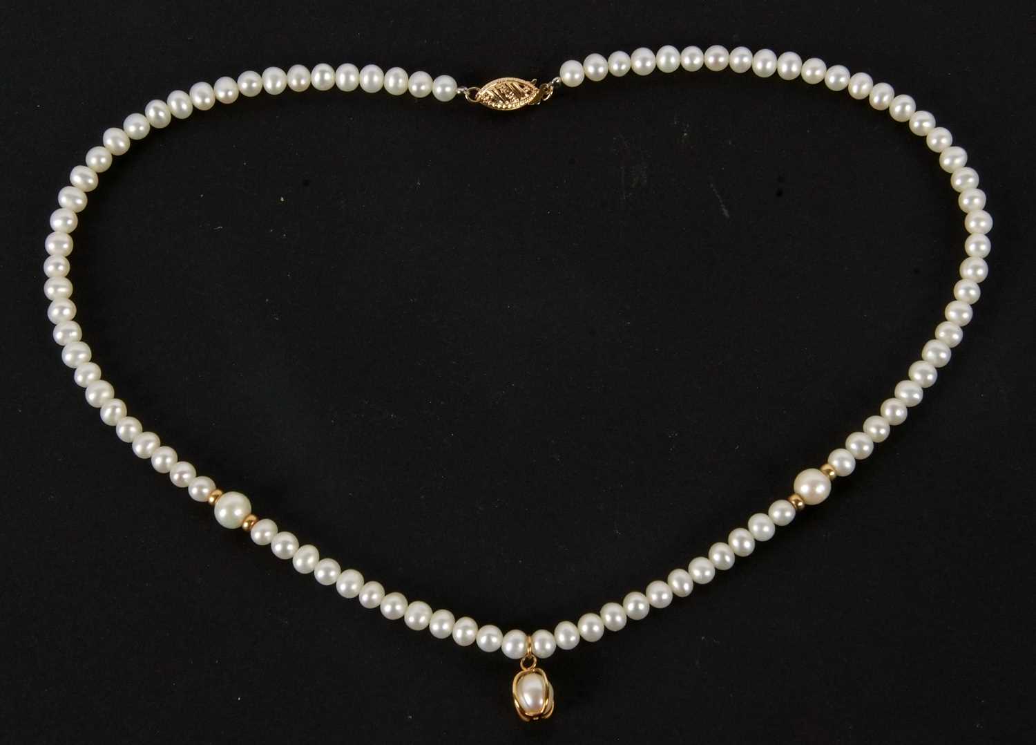 A cultured pearl necklace, the off round cultured pearls, approx. 4.5mm diameter, with a larger - Image 2 of 3