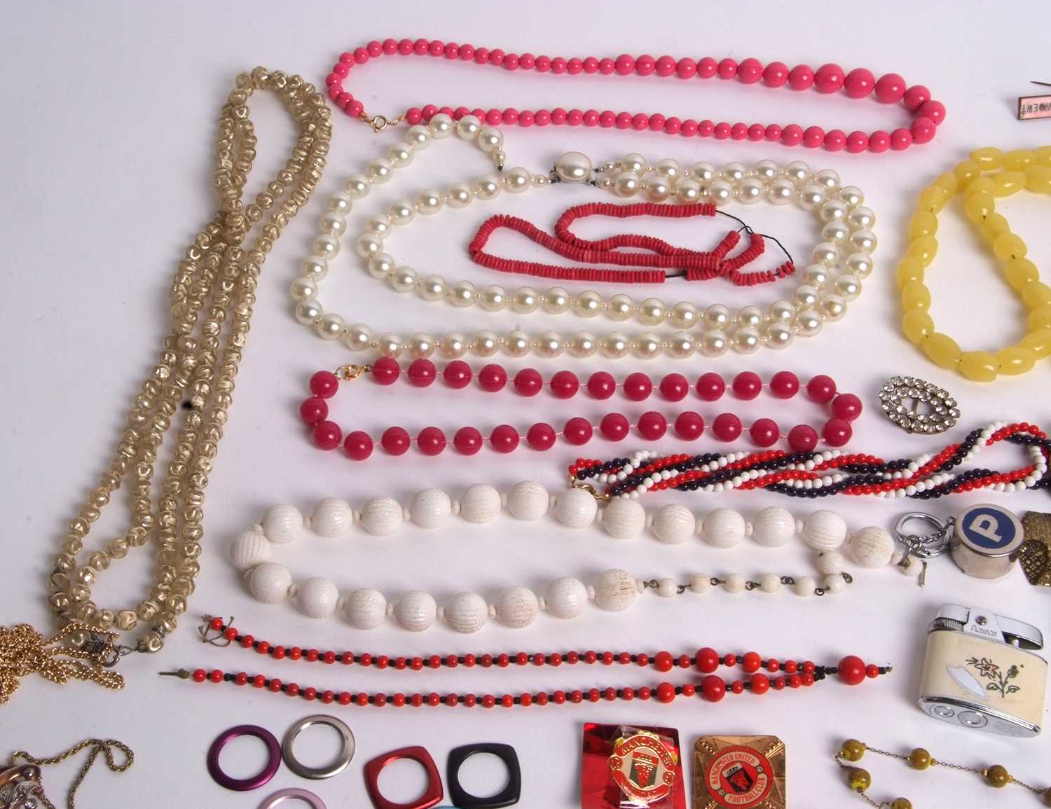 A quantity of assorted costume jewellery, to include bangles, brooches, beads, rings, chains, etc. - Image 7 of 9