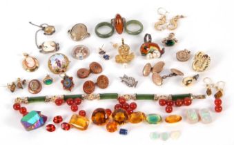 A mixed lot of jewellery to include a Chinese jade and yellow metal bracelet, an oval cameo pendant,