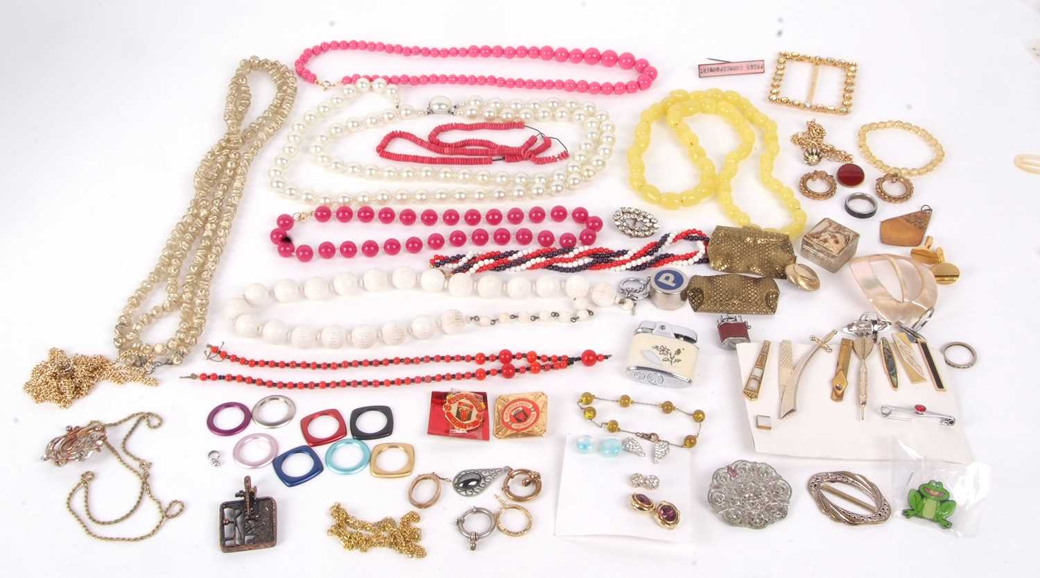 A quantity of assorted costume jewellery, to include bangles, brooches, beads, rings, chains, etc. - Image 2 of 9