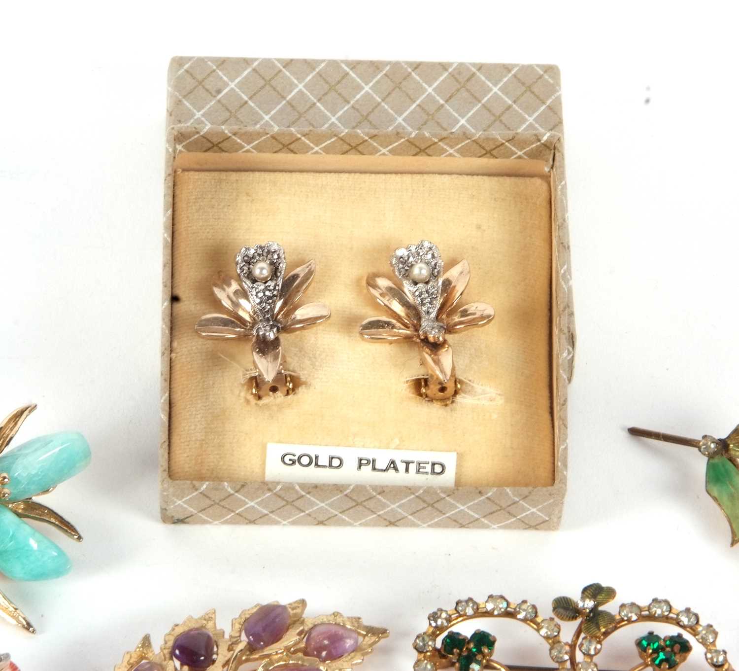 A quantity of floral costume jewellery, to include a pair of gold plated orchid earclips, flower - Image 4 of 4