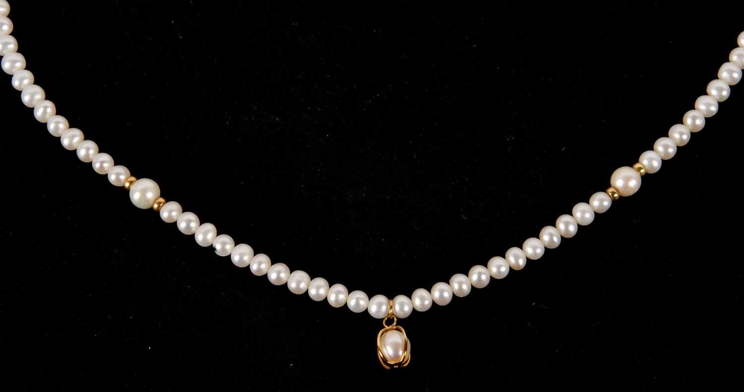 A cultured pearl necklace, the off round cultured pearls, approx. 4.5mm diameter, with a larger - Image 3 of 3